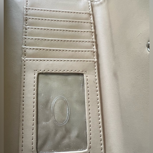 Guess Trifold Clutch Wallet with Multiple Compartments. - Picture 2 of 6